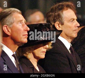 Il Principe del Galles (a sinistra), Camilla Parker Bowles e il primo Ministro Tony Blair, nella Cattedrale di Westminster a Londra lunedì 4 aprile 2005, durante il servizio dei Vespri per i morti in onore di Papa Giovanni Paolo II Il Principe di Galles ha rinviato fino a sabato il suo matrimonio con la signora Parker Bowles e parteciperà ai funerali del Papa a Roma venerdì. Anwar Hussein/allactiondigital.com Foto Stock