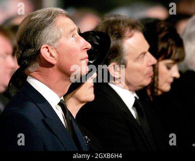 Il principe britannico Charles (L) con Camilla Parker-Bowles (2nd L), il primo ministro britannico Tony Blair (2nd R) e sua moglie Cherie (R) in un servizio in memoria di Papa Giovanni Paolo II alla Cattedrale di Westminster di Londra. Foto Stock