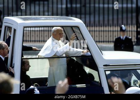 Papa Giovanni Paolo II ondeggia per rallegrare le folle del suo Popemobile mentre viaggia a Buckingham Palace per un pubblico con la Regina durante la sua prima visita in Gran Bretagna nel maggio 1982. Il Papa ha ricevuto i suoi ultimi Riti ieri sera dopo aver sofferto di soffrire di cuore il 31 marzo 2005. Foto Stock