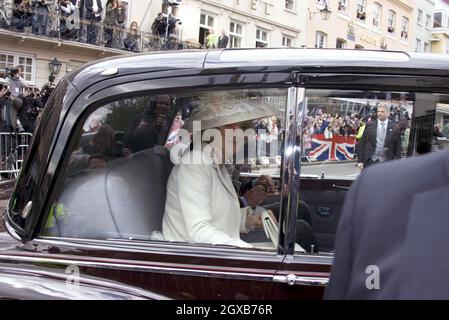 Il principe britannico Charles, il principe del Galles, e Camilla Parker Bowles alla Guildhall di Windsor, sabato 9 aprile 2005, per la loro cerimonia nuziale. La coppia avrà più tardi il loro matrimonio benedetto presso la Cappella di San Giorgio del Castello di Windsor. Anwar Hussein/allactiondigital.com Foto Stock