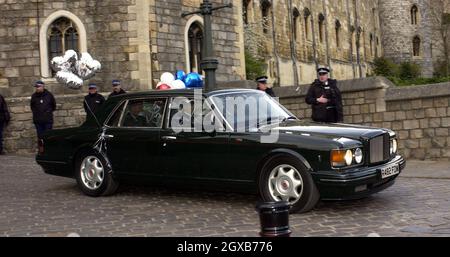 Il Principe Carlo e la Duchessa di Cornovaglia, ex Camilla Parker Bowles, partiranno dal Castello di Windsor attraverso la porta Enrico VIII dopo il matrimonio del 09/04/05. Anwar Hussein/allactiondigital.com Foto Stock