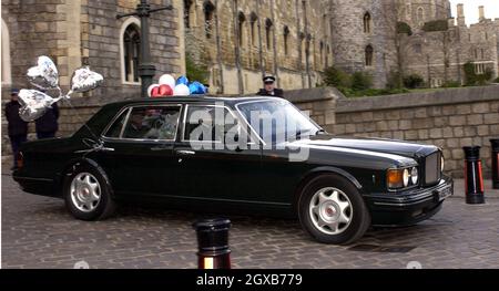 Il Principe Carlo e la Duchessa di Cornovaglia, ex Camilla Parker Bowles, partiranno dal Castello di Windsor attraverso la porta Enrico VIII dopo il matrimonio del 09/04/05. Anwar Hussein/allactiondigital.com Foto Stock