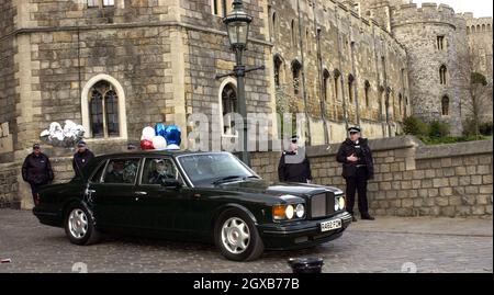 Il Principe Carlo e la Duchessa di Cornovaglia, ex Camilla Parker Bowles, partiranno dal Castello di Windsor attraverso la porta Enrico VIII dopo il matrimonio del 09/04/05. Anwar Hussein/allactiondigital.com Foto Stock