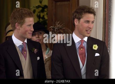 Il Principe William, il Principe Harry, Zara Phillips e la Principessa Beatrice lasciano la Guildhall dopo aver partecipato alla cerimonia civile per le nozze del Principe Carlo e Camilla Parker Bowles. Anwar Hussein/allactiondigital.com Foto Stock