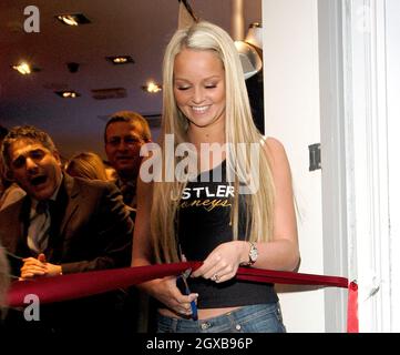 Jennifer Ellison ha aperto il nuovo negozio londinese di Hustler Hollywood a Soho giovedì 28 aprile. Foto Stock