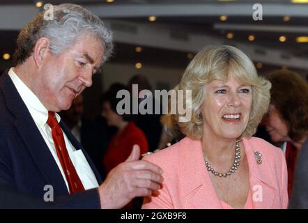 Camilla, Duchessa di Cornovaglia incontra il primo ministro gallese Rhodri Morgan. Il Principe Charles e Camilla hanno partecipato alla celebrazione del Grande Slam del Welsh Rugby Union al Millennium Stadium di Cardiff. Anwar Hussein/allactiondigital.com Foto Stock