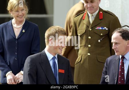 Il Principe Harry, accompagnato dal Principe Carlo, arriva alla Sandhurst Royal Military Academy dove è stato incontrato dal comandante maggiore generale Andrew Ritchie. Il principe Harry ora comincerà il suo addestramento dell'ufficiale. Anwar Hussein/allactiondigital.com *** Caption locale *** Principe Harry; Principe Carlo Foto Stock