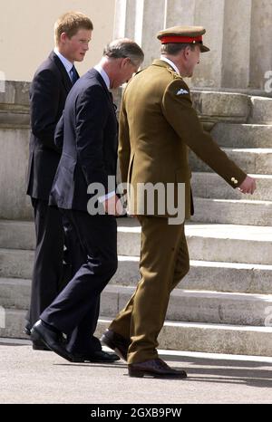 Il Principe Harry, accompagnato dal Principe Carlo, arriva alla Sandhurst Royal Military Academy dove è stato incontrato dal comandante maggiore generale Andrew Ritchie. Il principe Harry ora comincerà il suo addestramento dell'ufficiale. Anwar Hussein/allactiondigital.com *** Caption locale *** Principe Harry; Principe Carlo Foto Stock