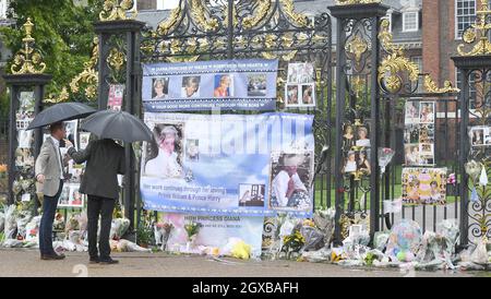 Il Duca di Cambridge e il Principe Harry guardano gli omaggi lasciati dal pubblico dedicato alla loro madre Principessa Diana dopo la loro visita al Giardino Bianco, dedicato alla memoria della Principessa Diana, a Kensington Palace, Londra, il 30 agosto 2017. Foto Stock