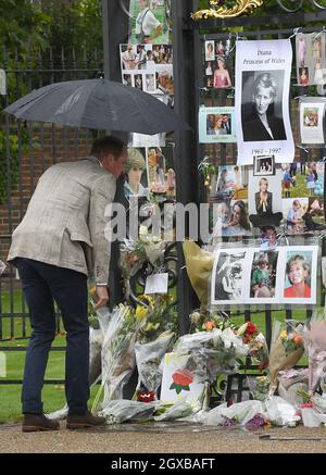 Il Duca di Cambridge guarda agli omaggi lasciati dal pubblico dedicato alla madre Principessa Diana in seguito alla loro visita al Giardino Bianco, dedicato alla memoria della Principessa Diana, a Kensington Palace, Londra, il 30 agosto 2017. Foto Stock