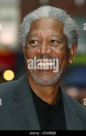 Morgan Freeman arriva al Premier europeo DI BATMAN E INIZIA in piazza Odeon Leicester Foto Stock