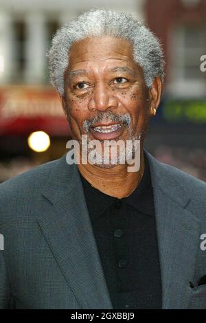 Morgan Freeman arriva al Premier europeo DI BATMAN E INIZIA in piazza Odeon Leicester Foto Stock