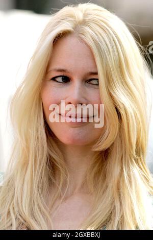 Claudia Schiffer ha partecipato alla campagna azione contro la povertà che mira a mettere in guardia G8 ministri che le loro azioni al vertice di quindicina è in corso di osservazione. Il supermodel tedesco, fotografato fuori dal Queen Elizabeth II Conference Centre di Londra, ha detto: "Da madre voglio fare tutto il possibile per aiutare questa campagna”. Foto Stock