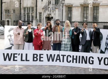 Claudia Schiffer ha partecipato alla campagna azione contro la povertà che mira a mettere in guardia G8 ministri che le loro azioni al vertice di quindicina è in corso di osservazione. Il supermodel tedesco, fotografato fuori dal Queen Elizabeth II Conference Centre di Londra, ha detto: "Da madre voglio fare tutto il possibile per aiutare questa campagna”. Foto Stock