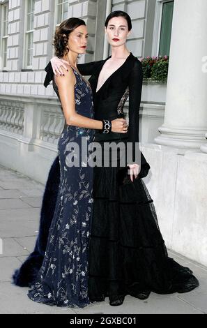 Yasmin le Bon ed Erin o'Connor hanno partecipato ad una serata in onore di Salvatore Ferragamo, ospitata dall'Ambasciatore d'Italia presso l'Ambasciata situata in Grosvenor Square, Londra. Foto Stock