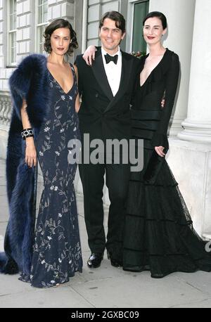 Yasmin le Bon ed Erin o'Connor hanno partecipato ad una serata in onore di Salvatore Ferragamo, ospitata dall'Ambasciatore d'Italia presso l'Ambasciata situata in Grosvenor Square, Londra. Foto Stock