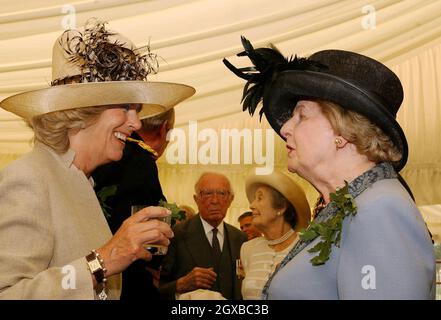 La duchessa di Cornovaglia parla con la baronessa Thatcher alla Parata annuale del giorno del Fondatore, alla quale ha partecipato con il Principe Carlo al Royal Hospital di Chelsea. Foto Stock