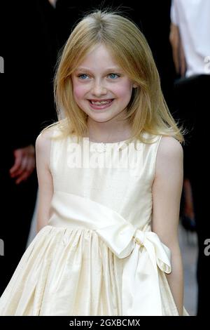 Dakota Fanning partecipa alla prima del film britannico della GUERRA DEL MONDO a odeon Leicester Square, Londra. Foto Stock