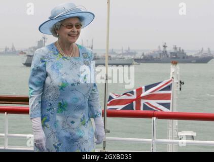 La regina Elisabetta II a bordo di HMS Endurance sulla sua strada per rivedere la flotta. Un totale di 167 navi della Royal Navy e 35 nazioni stanno partecipando all'International Fleet Review a Spihead, al largo di Portsmouth, nell'ambito delle celebrazioni di Trafalgar 200 di questa settimana. Anwar Hussein/allactiondigital.com Foto Stock