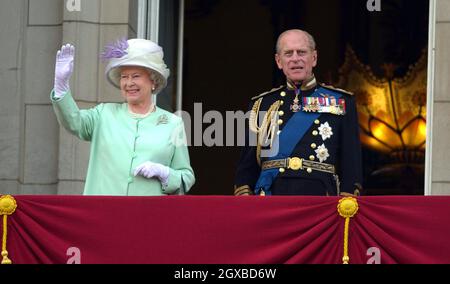 La Regina Elisabetta II e il Duca di Edimburgo guardano il cavalcavia sopra il Mall of British e gli aerei della seconda Guerra Mondiale degli Stati Uniti dal balcone di Buckingham Palace durante il National Commemoration Day di Londra. I papaveri furono abbandonati dal Bomber Lancaster della Battaglia del volo commemorativo della Gran Bretagna come parte del flypassato. Anwar Hussein/allactiondigital.com *** Capzione locale *** Regina Elisabetta II;Duchessa di Cornovaglia Foto Stock