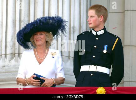 La duchessa di Cornovaglia e il Principe Harry guardano il cavalcavia sopra il Mall of British e gli aerei della seconda Guerra Mondiale degli Stati Uniti dal balcone di Buckingham Palace durante il National Commemoration Day di Londra. I papaveri furono abbandonati dal Bomber Lancaster della Battaglia del volo commemorativo della Gran Bretagna come parte del flypassato. Anwar Hussein/allactiondigital.com *** Capzione locale *** Regina Elisabetta II;Duchessa di Cornovaglia Foto Stock