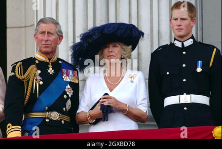 Il Principe Harry, il Principe Carlo e la Duchessa di Cornovaglia guardano il cavalcavia sopra il Mall of British e gli aerei della seconda Guerra Mondiale degli Stati Uniti dal balcone di Buckingham Palace durante il National Commemoration Day di Londra. I papaveri furono abbandonati dal Bomber Lancaster della Battaglia del volo commemorativo della Gran Bretagna come parte del flypassato. Anwar Hussein/allactiondigital.com *** Capzione locale *** Regina Elisabetta II;Duchessa di Cornovaglia Foto Stock