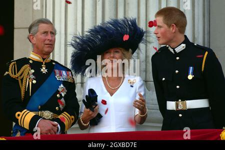 Il Principe Harry, il Principe Carlo e la Duchessa di Cornovaglia guardano il cavalcavia sopra il Mall of British e gli aerei della seconda Guerra Mondiale degli Stati Uniti dal balcone di Buckingham Palace durante il National Commemoration Day di Londra. I papaveri furono abbandonati dal Bomber Lancaster della Battaglia del volo commemorativo della Gran Bretagna come parte del flypassato. Anwar Hussein/allactiondigital.com *** Capzione locale *** Regina Elisabetta II;Duchessa di Cornovaglia Foto Stock