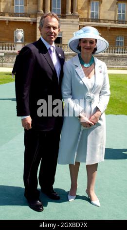 Il primo Ministro Tony Blair e sua moglie Cherie partecipano a un pranzo per i veterani della seconda Guerra Mondiale nei giardini di Buckingham Palace in occasione della Giornata Nazionale della Commemorazione a Londra. Il pranzo fa parte degli eventi commemorativi che segnano il 60° anniversario della fine della seconda guerra mondiale Anwar Hussein/allactiondigital.com *** Capzione locale *** Regina Elisabetta II;Duca di Edimburgo Foto Stock