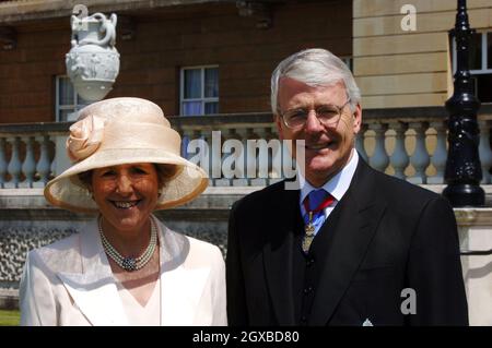 John Major e sua moglie norma assistono ad un pranzo per i veterani della seconda Guerra Mondiale nei giardini di Buckingham Palace nel giorno della commemorazione Nazionale a Londra. Il pranzo fa parte degli eventi commemorativi che segnano il 60° anniversario della fine della seconda guerra mondiale Anwar Hussein/allactiondigital.com *** Capzione locale *** Regina Elisabetta II;Duca di Edimburgo Foto Stock