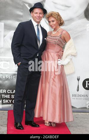 Jenny Frost e Frank Sinatra sembrano Stephen Triffitt in costume da Grace Kelly e Sinatra nel film classico del 1956 High Society. L'evento è stato organizzato a Soho per promuovere Sky Classics Film Nights su Heddon Street che ha inizio il 9th agosto 2005. Foto Stock