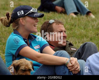 Peter Phillips e la fidanzata Autumn Kelly guardano il secondo giorno del Gatcombe Park Festival of British Eventing al Gatcombe Park vicino a Tetbury, Inghilterra. Anwar Hussein/allactiondigital.com *** Local Caption *** Zara Phillips Foto Stock