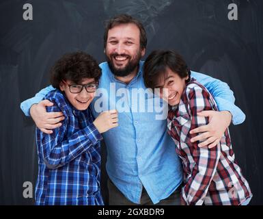 felice padre abbracciare figli momenti indimenticabili di gioia di famiglia in gara mista medio orientale famiglia araba Foto Stock