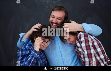 felice padre abbracciare figli momenti indimenticabili di gioia di famiglia in gara mista medio orientale famiglia araba Foto Stock