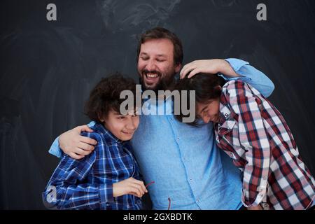 felice padre abbracciare figli momenti indimenticabili di gioia di famiglia in gara mista medio orientale famiglia araba Foto Stock