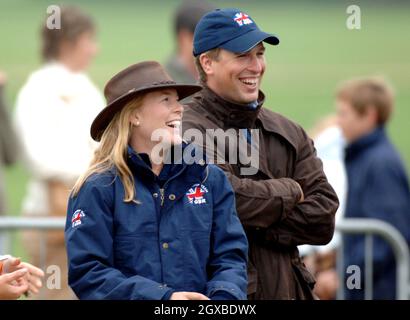 Peter Phillips e la sua fidanzata, Autumn Kelly, sorridono mentre guardano Zara Phillips completare l'evento finale di salto con un round chiaro per diventare campione europeo al Blenheim Petplan European Eventing Championships tenutosi al Blenheim Palace, Inghilterra. Anwar Hussein/allactiondigital.com *** Local Caption *** Zara Phillips Foto Stock