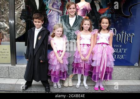 Emma Watson, alias Hermione Granger, ha lanciato Harry Potter e il calice del fuoco abbigliamento e vestire gamma a Marks and Spencer, Marble Arch, Londra. Foto Stock