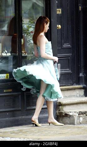 Debra Messing filma 'qualche cosa preso in prestito' a West London. Foto Stock