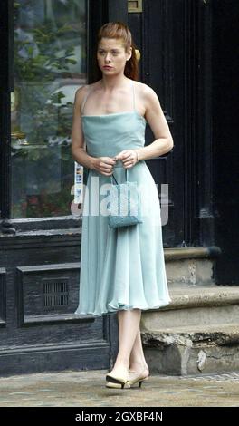 Debra Messing filma 'qualche cosa preso in prestito' a West London. Foto Stock