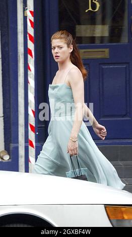 Debra Messing filma 'qualche cosa preso in prestito' a West London. Foto Stock