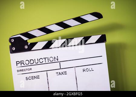 La produzione video movie clapper cinema azione e tagliare concetto isolato sul verde sfondo chroma Foto Stock