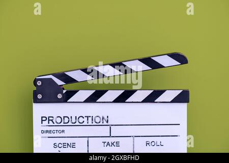 La produzione video movie clapper cinema azione e tagliare concetto isolato sul verde sfondo chroma Foto Stock