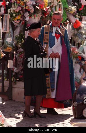 La Regina lascia l'Abbazia di Westminster con il Decano dopo il funerale di Diana, Principessa del Galles. Â Anwar Hussein/allactiondigital.com Foto Stock