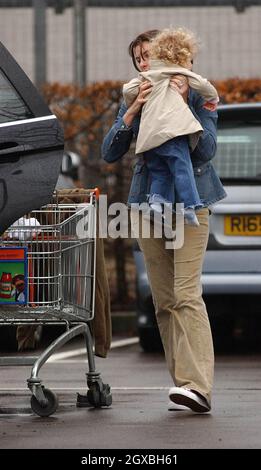 Jools Oliver assicura che la famiglia mantenere il sostegno per il daddy Jamie Oliver's datore di lavoro Sainsbury supermercato prendendo i bambini Poppy Honey e Daisy Boo per un punto di shopping al loro negozio locale. IMMAGINI ESCLUSIVE DA TUTTE LE AZIONI DIGITALI Foto Stock