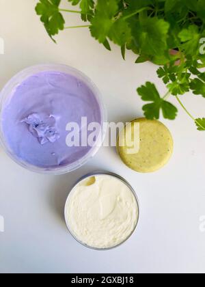 Shampoo bar solido, maschera per capelli e balsamo capelli su un tavolo Foto Stock