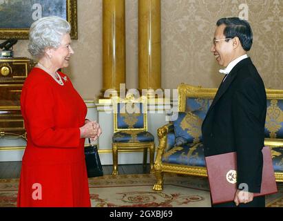 La Regina Elisabetta II della Gran Bretagna riceve sua Eccellenza l'Ambasciatore del Vietnam, il Signor Trinh Duc Du, che ha presentato la sua lettera di credito a Buckingham Palace Foto Stock