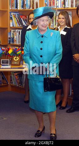 La Regina Elisabetta II della Gran Bretagna incontra i bambini che indossano il loro abito tradizionale nazionale durante una visita alla Royal Russell School di Addington, Surrey. Foto Stock