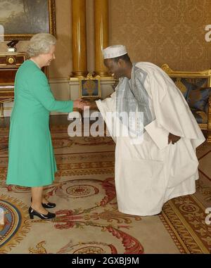 La Regina Elisabetta II della Gran Bretagna riceve l'Ambasciatore del Niger, Monsieur Adamou Seydou a Buckingham Palace, Londra Foto Stock