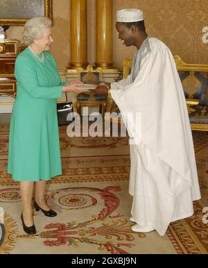 La Regina Elisabetta II della Gran Bretagna riceve l'Ambasciatore del Niger, Monsieur Adamou Seydou a Buckingham Palace, Londra Foto Stock