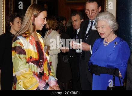 La regina britannica Elizabeth II parla con la cantante Charlotte Church ad un ricevimento e pranzo per le donne Achievers tenuto da a Buckingham Palace a Londra. Foto Stock