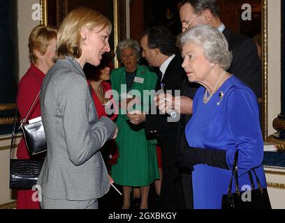 La Regina Elisabetta II della Gran Bretagna parla con Jayne Zito, attivista di beneficenza, alla reception e al pranzo per le donne Achievers tenute dalla Regina a Buckingham Palace a Londra. Foto Stock